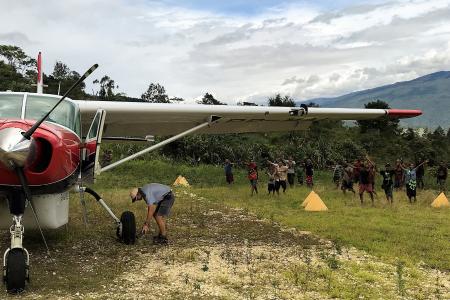 Wetap - test landing - Wilfred Knigge putting chockst at aircraft